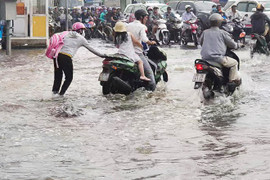 Video: Triều cường dâng cao, dân TP.HCM khốn khổ vì xe ngập nước, chết máy, ùn tắc suốt 3km