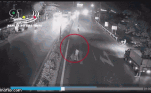 Clip: Vấp ngã khi chạy sang đường, người đàn ông bị container cán chết