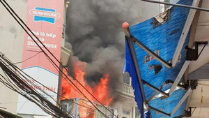 Clip: Cháy lớn tại quán tạp hóa trên phố Mễ Trì Thượng, Hà Nội