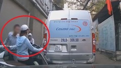 Clip: Cô gái không nhường đường, nam thanh niên lập tức hành động 'tiểu nhân'