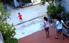Clip: Thót tim cảnh bé trai chạy sang đường bị xe phóng tốc độ cao tông văng ra xa