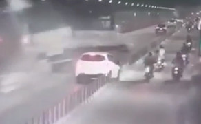 Khoảnh khắc xe tải tông ô tô khách lật nhào trong hầm Thủ Thiêm