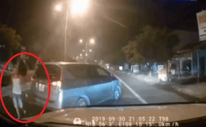 Clip: Lạng lách thách thức tài xế ô tô, nam thanh niên bị đấm túi bụi