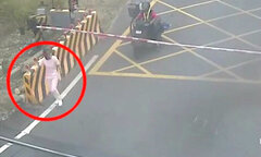 Clip: Chờ tàu hỏa đi đến, nữ y tá lao ra nằm giữa đường ray tự tử