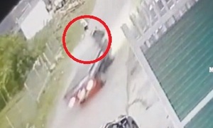 Clip: Xe tải vượt ẩu đâm người nguy kịch rồi bỏ trốn