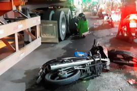 Xe máy va chạm với xe đầu kéo, 2 em bé thương vong ở TP.HCM