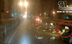 Clip: Tài xế ô tô dừng xe hôi của từ xe tải rơi xuống