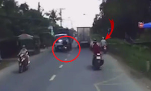 Clip: Hãi hùng xe máy bất ngờ lao sang làn đường ngược chiều, bị xe tải đâm trực diện