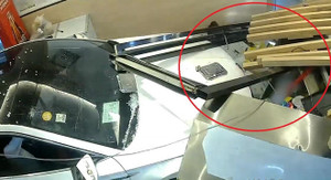 Clip: Ô tô con tông thẳng vào quầy lễ tân nhà hàng, 2 nhân viên bị thương nặng