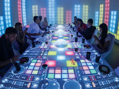 Bữa ăn đắt bậc nhất thế giới, đưa khách đi xuyên thế giới ảo