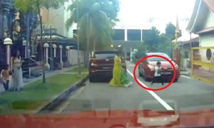 Clip: Thót tim cảnh bé trai bị ô tô chèn qua người vẫn đứng bật dậy