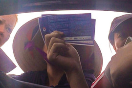 Video: Dân phe cãi vã, tranh khách mua vé trận Việt Nam gặp Malaysia