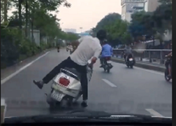 Clip: Thanh niên say rượu lạng lách đánh võng trước đầu ô tô