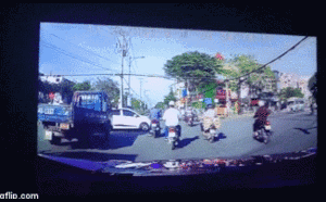 Clip: Xe máy chạy tốc độ cao đâm trực diện ô tô, người bị hất văng lên cao