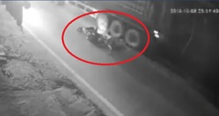 Clip: Vượt ẩu cạnh xe container, người đi xe máy bị cán chết