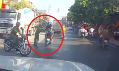 Clip: Cảnh sát quật ngã đôi nam nữ đi xe máy không đội mũ bảo hiểm còn tăng tốc bỏ chạy