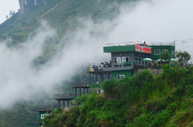 Video: Du khách đổ về khách sạn Panorama, Mã Pì Lèng vì hiếu kỳ