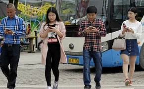 Video: Trung Quốc phạt tiền người vừa sang đường vừa xem điện thoại