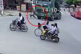 Clip: Đạp xe sang đường trúng vào điểm mù xe tải, 2 nam sinh thoát chết thần kỳ