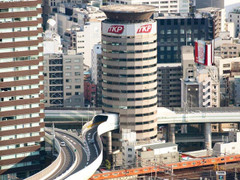 Cận cảnh đường cao tốc xuyên qua tòa nhà 17 tầng ở Nhật Bản