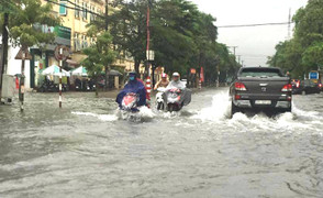 Video: Mưa lớn gây ngập, Nghệ An và Hà Tĩnh chìm trong biển nước