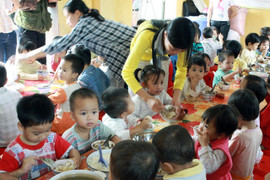 Video: Trẻ em Việt Nam thấp còi hàng đầu thế giới