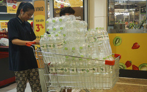 Video: Người Hà Nội chi hàng trăm nghìn đồng mỗi ngày mua nước sạch