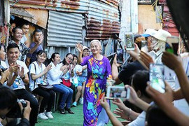 Ngày đẹp nhất của những cụ bà xóm trọ nghèo dưới chân cầu Long Biên