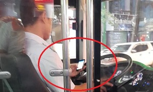Clip: Hoảng hồn tài xế xe buýt vừa lái xe vừa dùng điện thoại