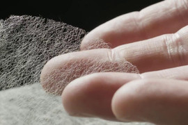 Loại giấy mỏng nhất thế giới được sản xuất thế nào?