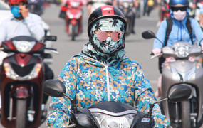 Video: Người dân TP.HCM cay mắt trong buổi sáng mù mịt bụi và sương