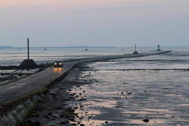 Video: Con đường 'kỳ quái' lúc ẩn lúc hiện tại Pháp