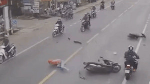 Clip: Lao như 'tên bắn' từ ngõ ra, nam thanh niên điều khiển xe máy gặp nạn