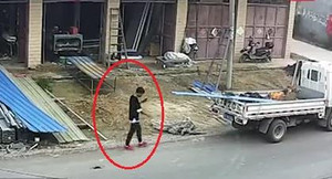 Clip: Mải mê dùng điện thoại, nam thanh niên đâm đầu vào tấm tôn