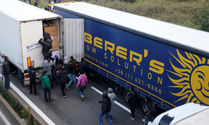 Video: Người nhập cư nhảy lên xe tải đang chạy để vào Anh