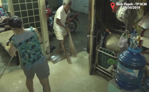Video: Dân TP.HCM tát nước ngập trong ngày triều cường đạt đỉnh
