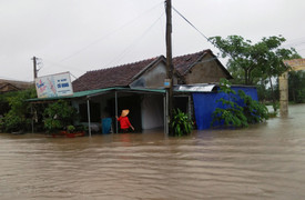 Video: Người dân Quảng Ngãi gồng mình chống lũ lớn