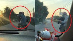 Clip: Xe máy tạt đầu, khiêu khích tài xế ô tô trên cả đoạn đường dài