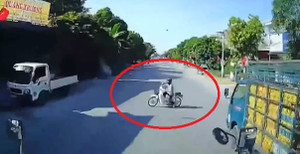 Clip: Sang đường bất cẩn, cụ ông đi xe máy bị container tông trúng
