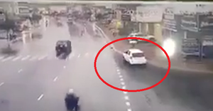 Clip: Ô tô lao lên vỉa hè tông chết cô gái đang đi bộ