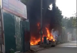 Video: Cháy lớn dữ dội, thiêu rụi xưởng nhựa tại Hà Nội