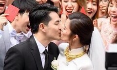 Video: Đông Nhi - Ông Cao Thắng hôn nhau ngọt ngào trong lễ ăn hỏi