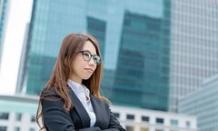 Video: Phụ nữ Nhật phẫn nộ vì bị cấm đeo kính đi làm