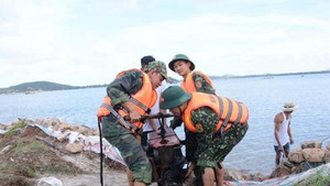 Video: Nam Trung Bộ nín thở đợi bão, hơn 24.000 quân ứng trực