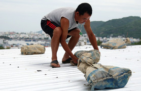Video: Dân chằng chống nhà cửa trước khi bão Nakri đổ bộ