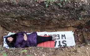 Video: Trường đại học đào mộ cho sinh viên nằm thử để giảm áp lực học hành