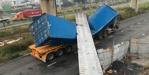 Video: Xe container kéo sập dầm cầu bộ hành tại TP.HCM