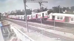 Hãi hùng khoảnh khắc hai đoàn tàu lao thẳng vào nhau ở Ấn Độ