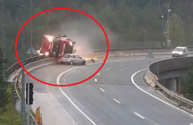 Clip: Khoảnh khắc xe hơi húc xe bồn rơi xuống cầu cạn 20 m