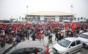 TRỰC TIẾP: Không khí cuồng nhiệt tại sân Mỹ Đình trước trận Việt Nam vs Thái Lan